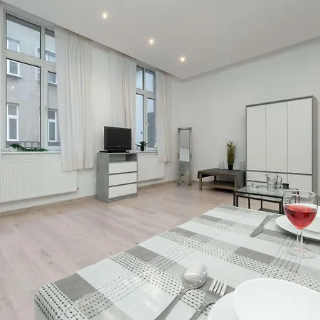 Nowomiejska Spacious Near Plac Wolności In By Renters Apartament *