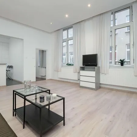 Nowomiejska Spacious Near Plac Wolnosci In By Renters Appartement Łódź