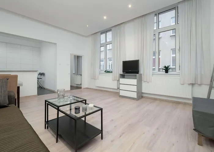 Nowomiejska Spacious Near Plac Wolnosci In By Renters Appartement Łódź